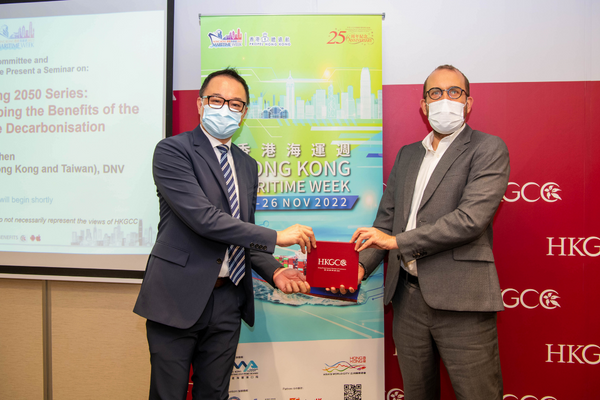 Mark Slade, Chairman of the Shipping & Transport Committee, and moderator of this seminar, presenting a souvenir to the speaker Martin Tony Chen, DNV Area Business Development Director (Hong Kong and Taiwan).